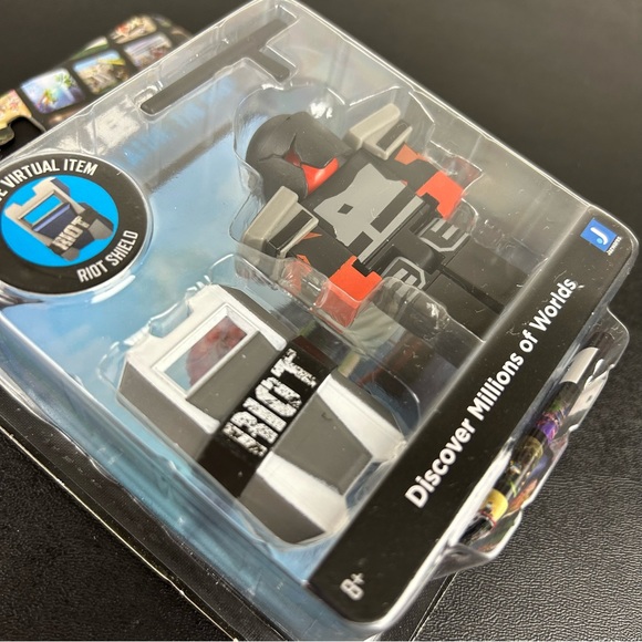 Roblox Tower Defense Simulator: The Riot Figure with Exclusive Virtual Item - Picture 14 of 14